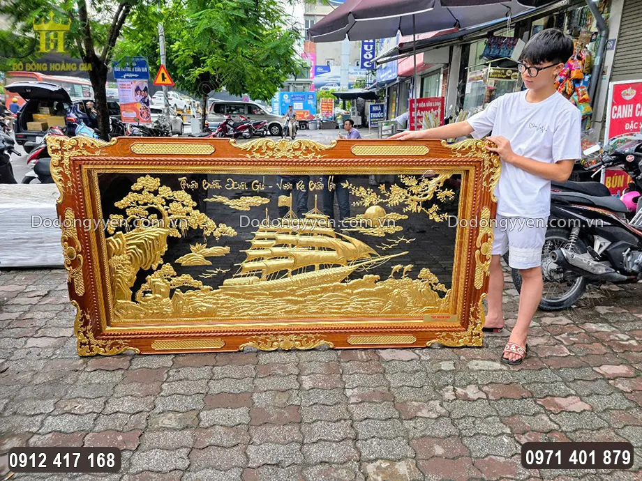 Bức tranh đồng có kích thước lớn, thích hợp treo trong không gian rộng rãi